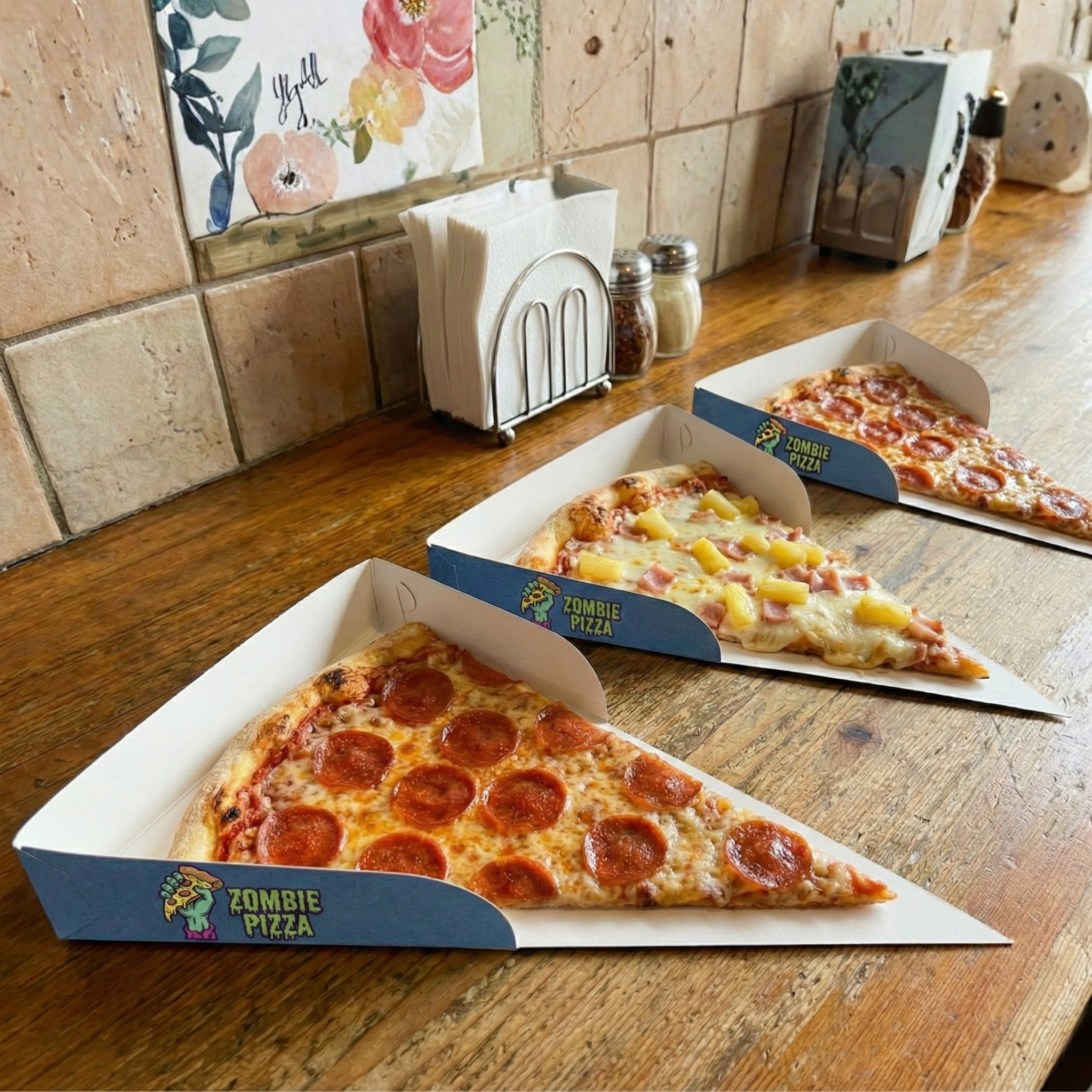 Charolas personalizadas de carton con  pizza en pizzeria